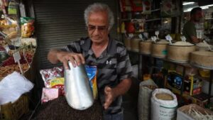 Blocus américain, sanctions, embargo émirati… Comment survit l’économie iranienne ?